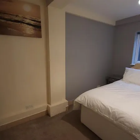 Apartment Lovely 3 Bedroom Ground Floor *
