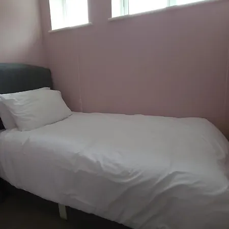 Apartment Lovely 3 Bedroom Ground Floor *