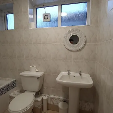 Апартаменти Lovely 3 Bedroom Ground Floor Бристоль