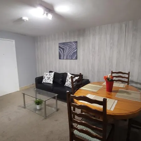 Lovely 3 Bedroom Ground Floor Апартаменти
