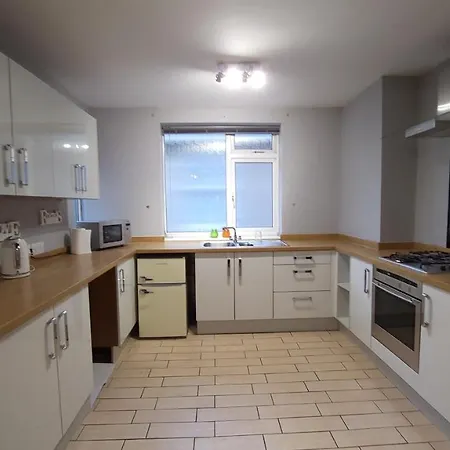 Апартаменти Lovely 3 Bedroom Ground Floor Бристоль